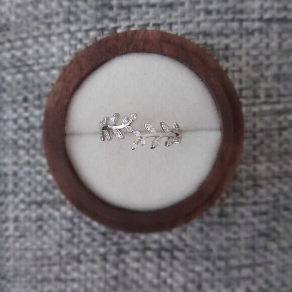 925 Sterling Silver CZ Leaves Ring - Picture 10 of 10